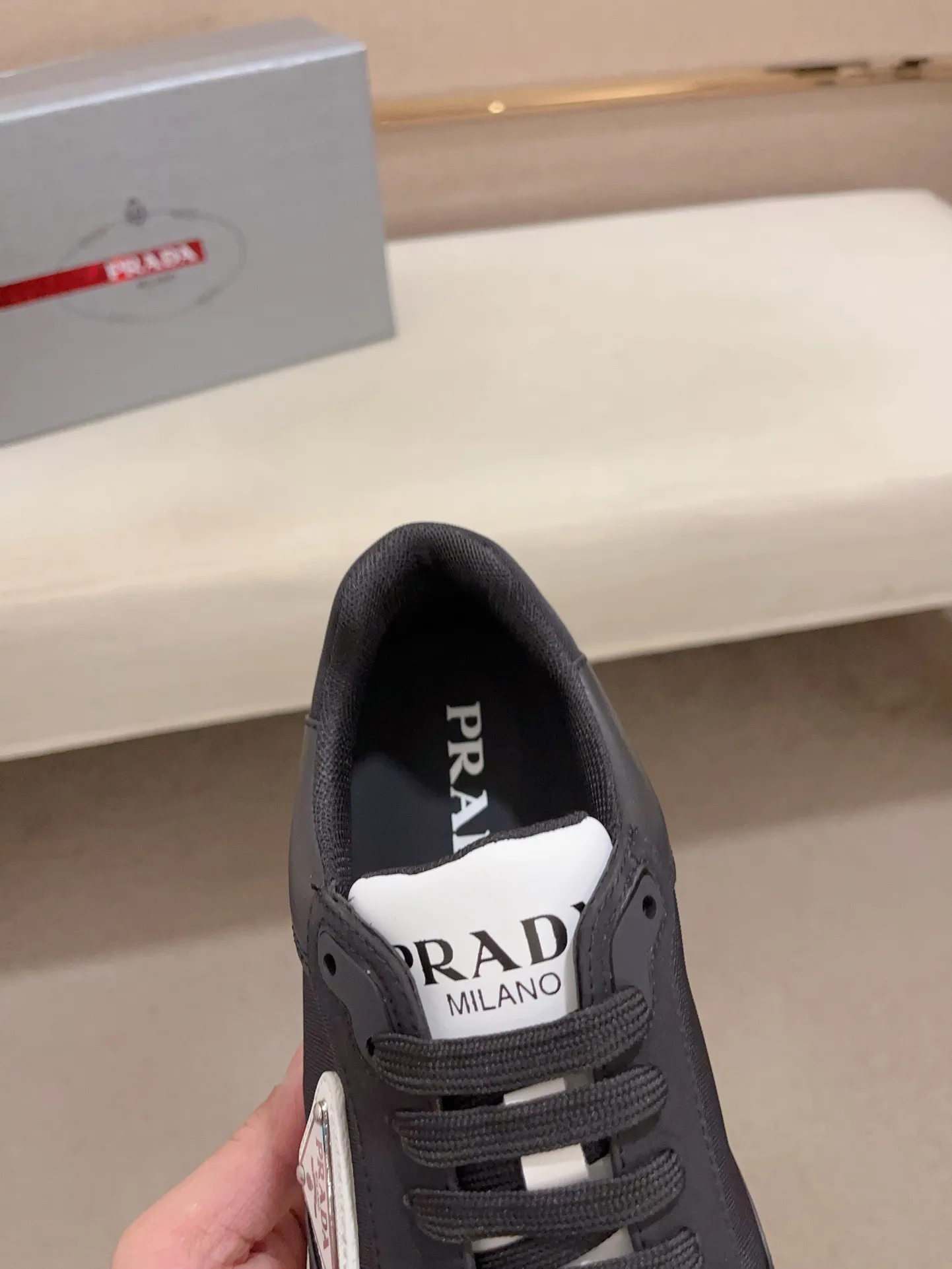 Men's shoes 💰 560 💰 (high version) new Prada (Prada) high-tops are launched at the same time, new men's shoes, 😘fabrics are selected from waterproof technical cloth. First layer cowhide lining. 👍🏿Original molded anti-slip rubber outsole, with exquisite lines, simple and elegant, comfortable and high-end for leisure travel. Number of yards: 38 to 44. (Can be customized for 45.46.)